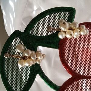 Vintage earrings dangling pearls